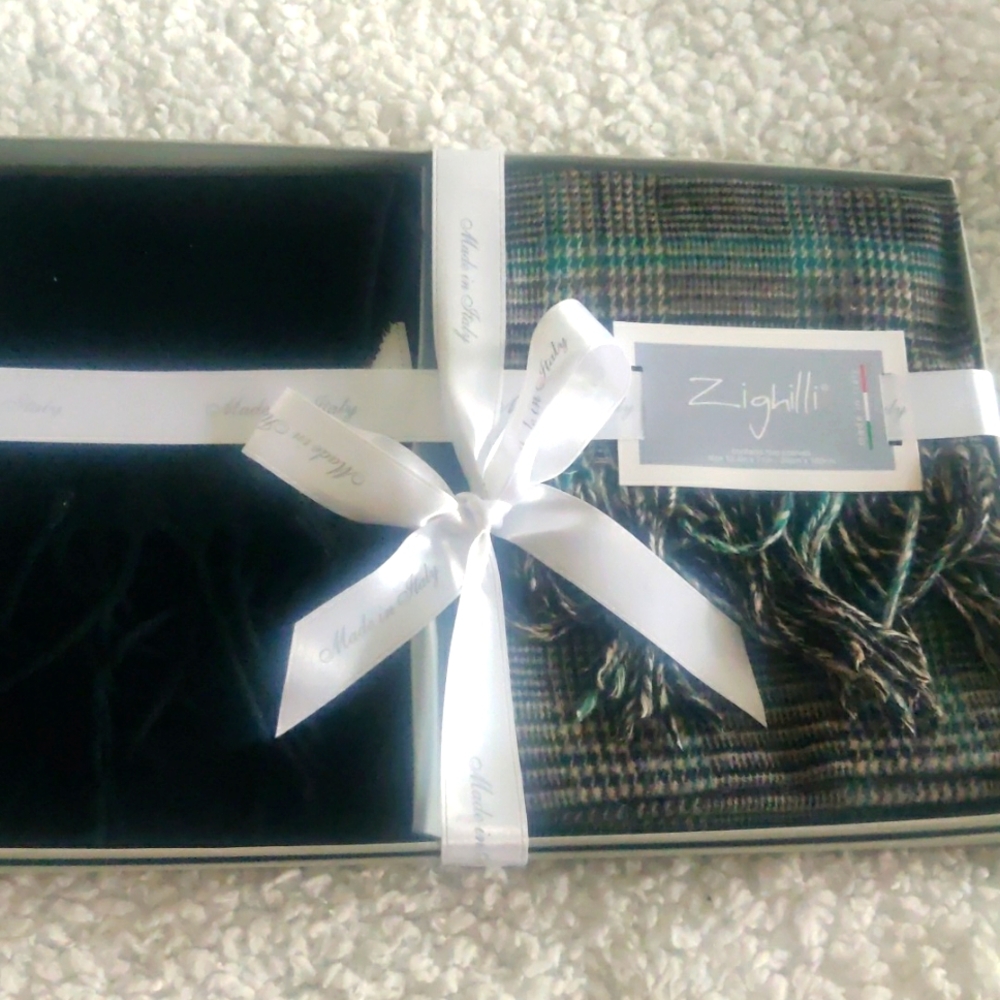 Zighilli Mens Two scarves presented in a gift box.